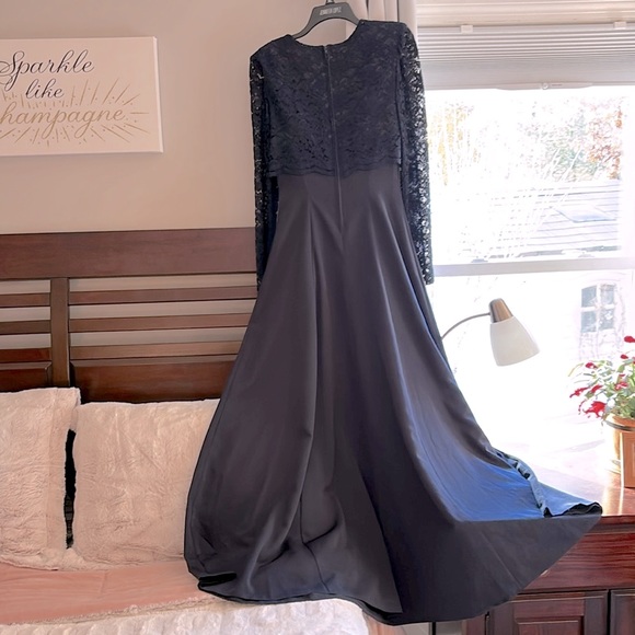 Gorgeous navy blue gown  with eyelet top/sleeves!! - Picture 4 of 10